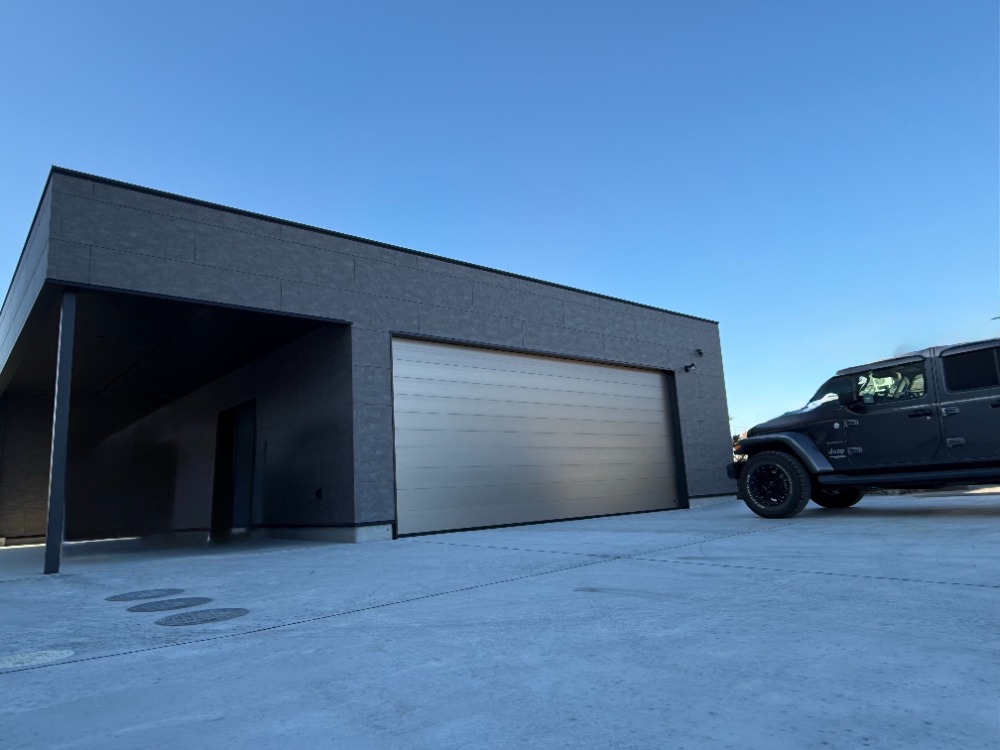 センスが抜群!かっこいいガレージ(車2台分+1台)